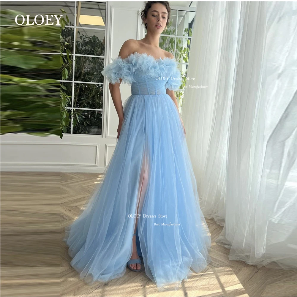 

Женское длинное вечернее платье с разрезом, открытыми плечами и цветами