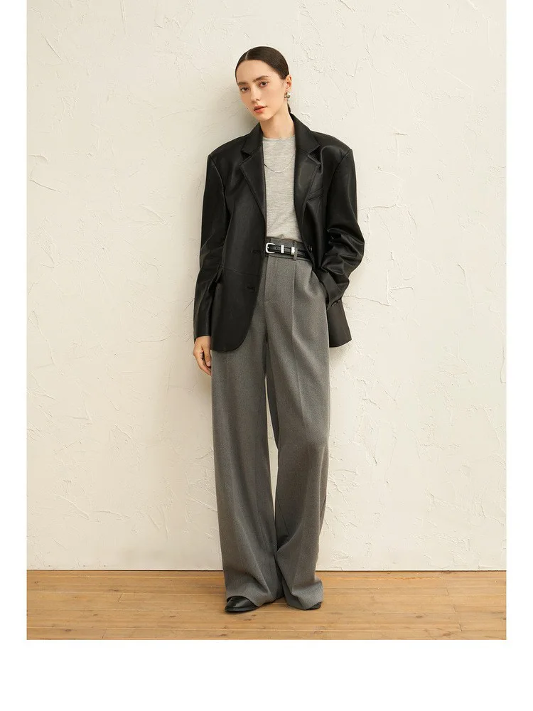 Тонкий женский пиджак из натуральной кожи с плоским лацканом