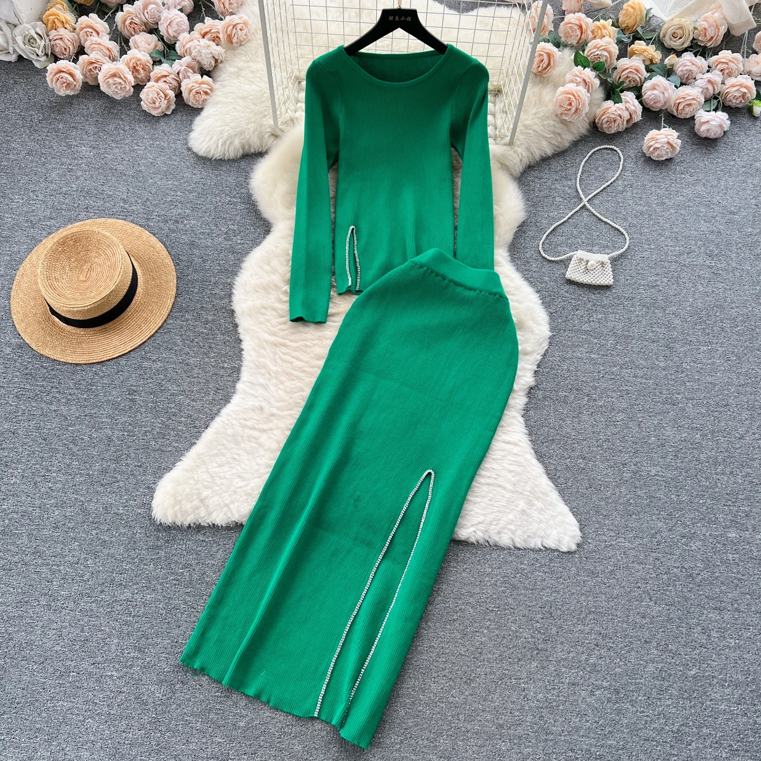 

Элегантный комплект из двух предметов для женщин, женский и зрелый стиль, высококачественный трикотажный топ с круглым вырезом и юбка с разрезом и инкрустированными бриллиантами