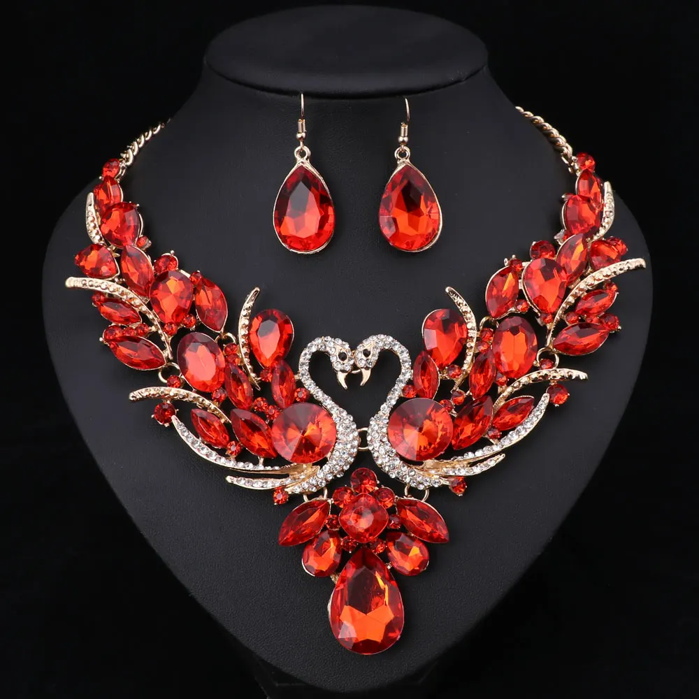 красные украшения