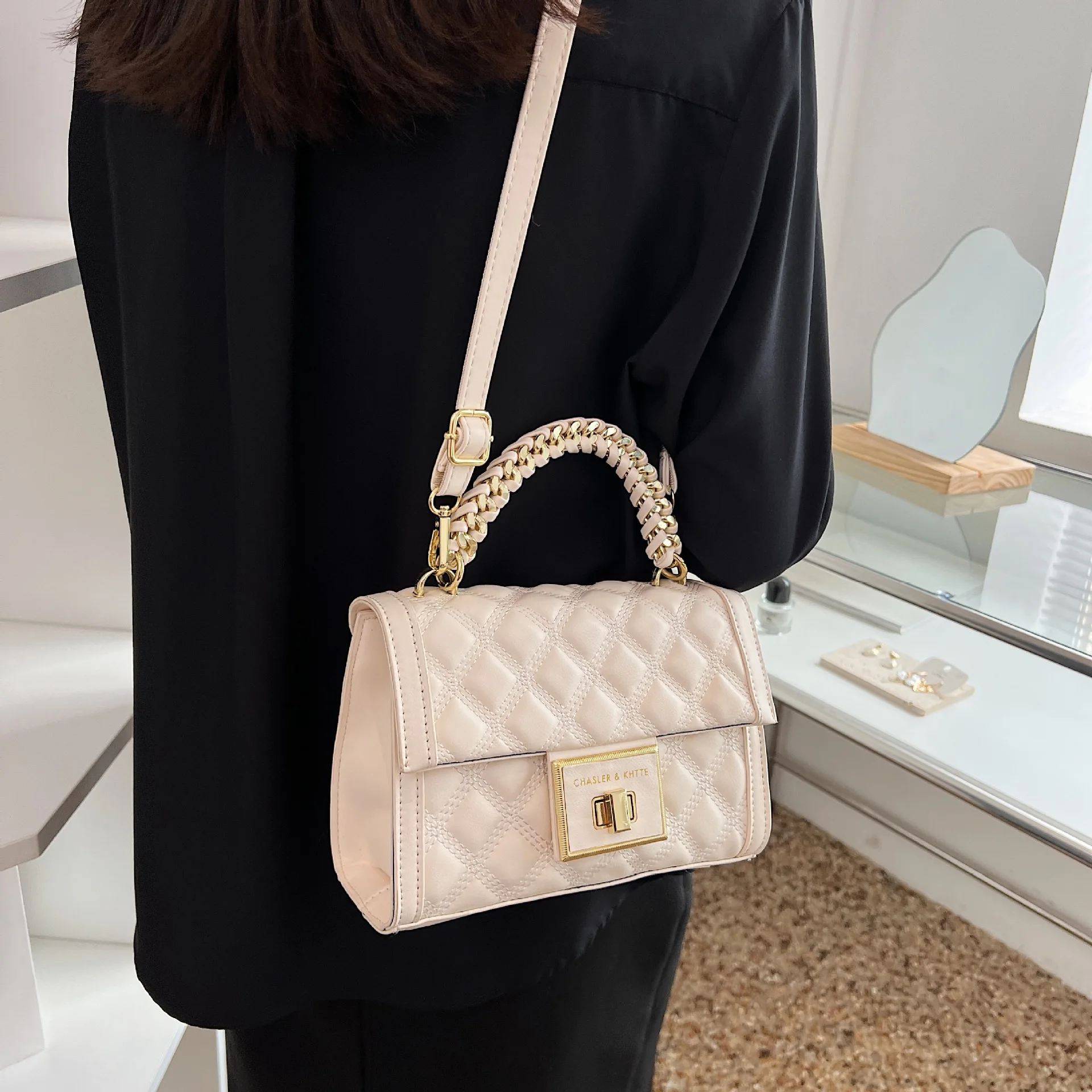 

Trendy women's shoulder bag 2022 new fashion rhombus chain portable small square all-match messenger women's bag