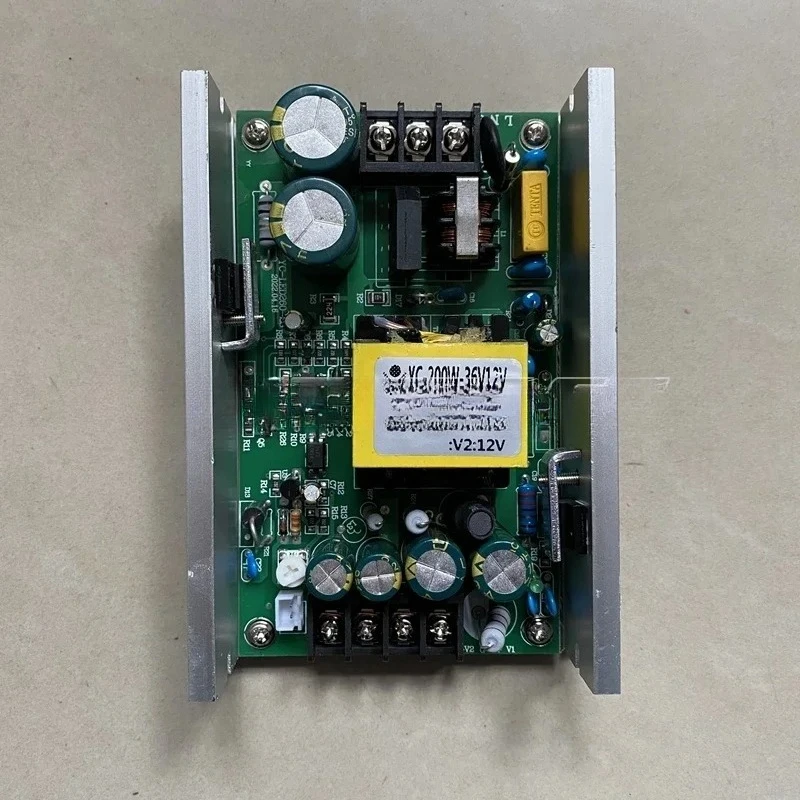 Фото Профессиональный сценический прожектор YC-COB200-2S COB Par Light 200W с алюминиевым корпусом, 12В/24В/38В/32В/36В, с винтовым переключателем. В наличии. №1