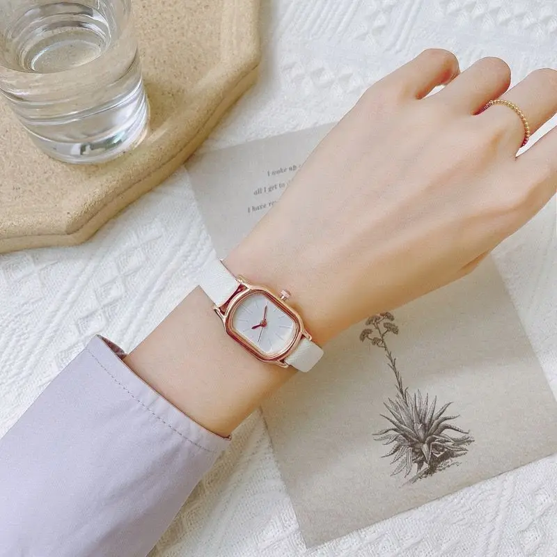Женские кварцевые часы с прямоугольным циферблатом и кожаным ремешком | Наручные