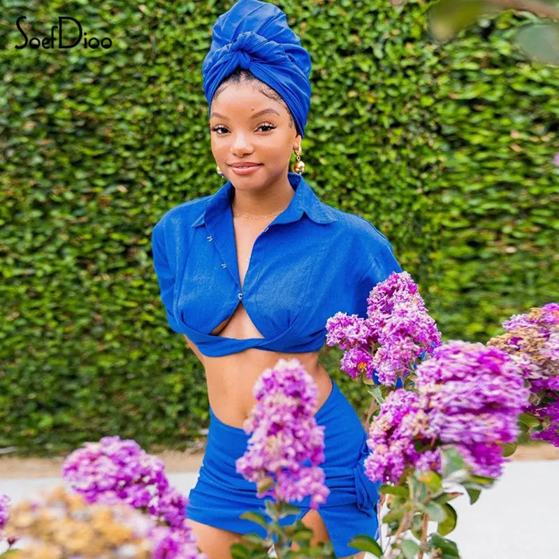 

Комплект из двух предметов, короткий топ на пуговицах с коротким рукавом и мини-юбка на молнии