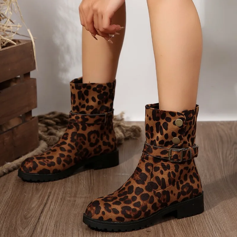 Женские зимние ботинки на плоской подошве новые с леопардовыми заклепками и