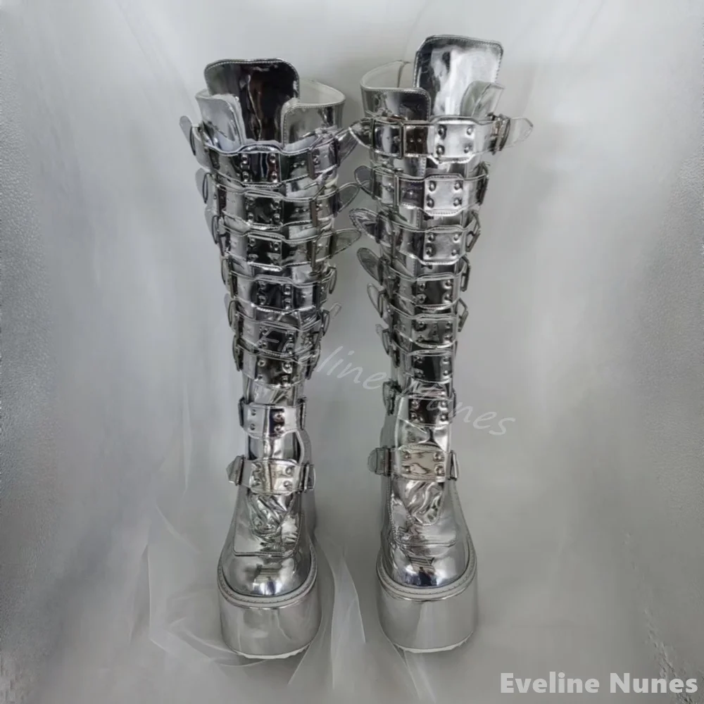 Женские сапоги до колена на платформе серебристые танкетке с ремешком пряжкой