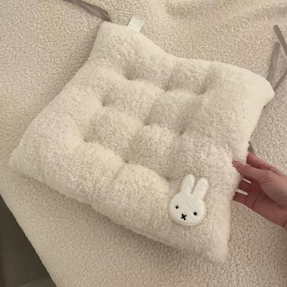 Фото Утолщенная подушка для сиденья Miffy Rabbit, милая подушка для офисного кресла, домашняя подушка для спины, мягкая, удобная, противоскользящая подушка для сиденья, коврик для офисного кресла, дивана №1