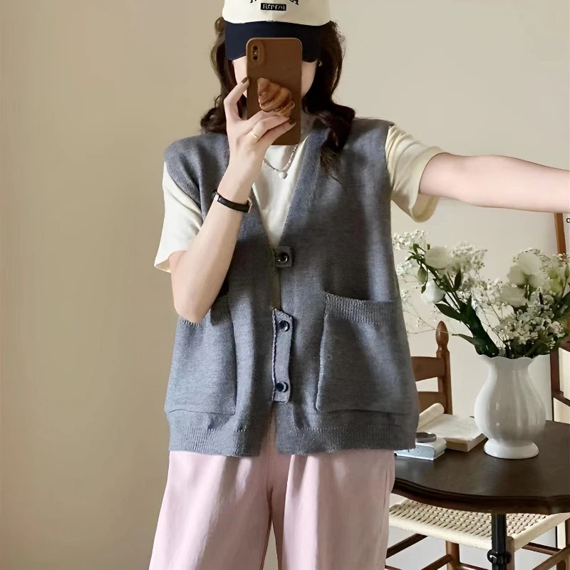 Женская трикотажная кофта с V-образным вырезом на пуговицах