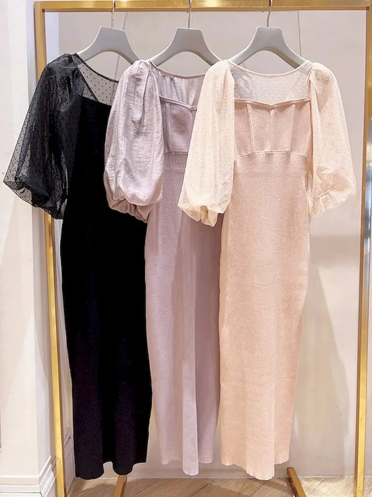 

Женское трикотажное платье-миди с пышными рукавами