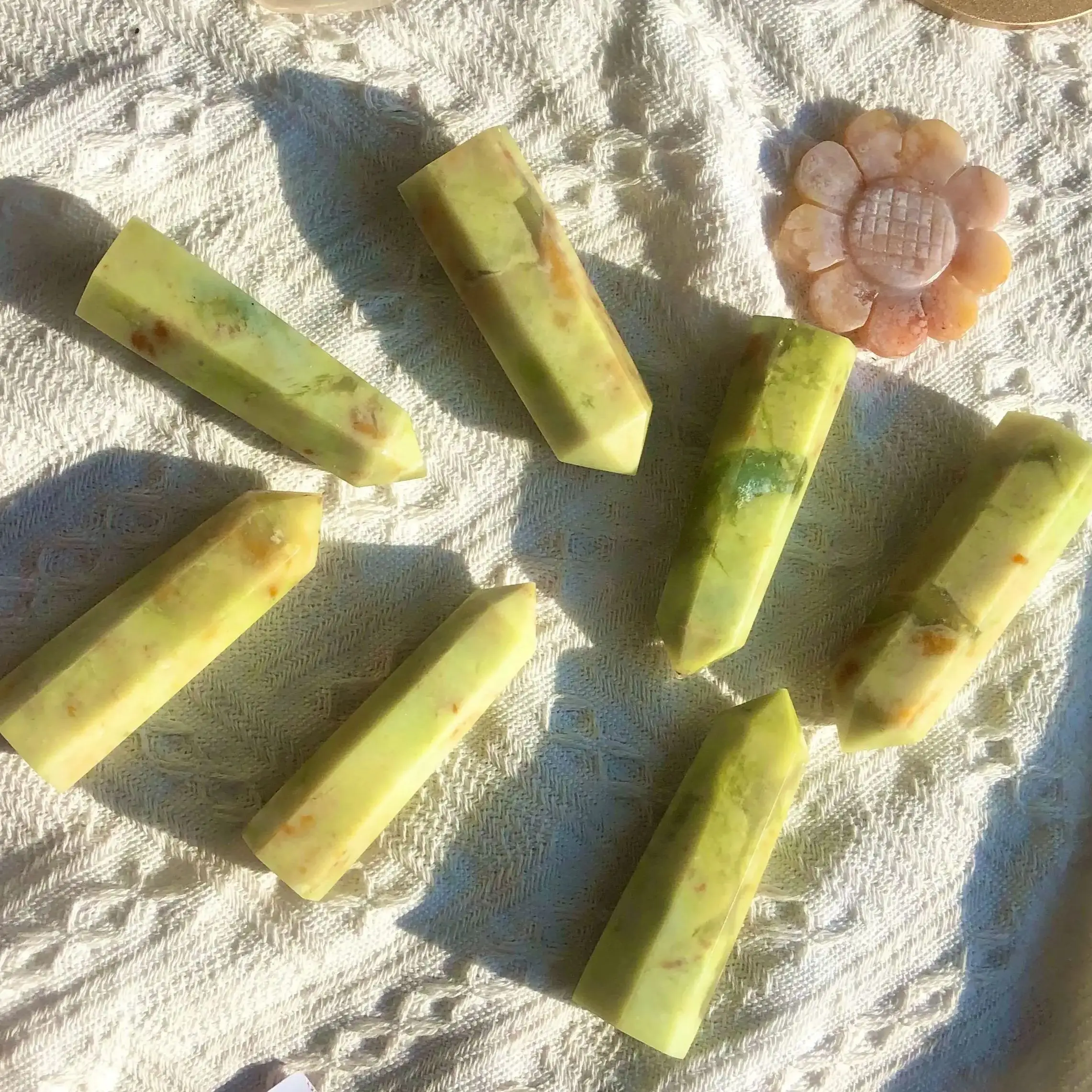 Натуральная Зеленая Нефритовая Хрустальная башня с зеленым опалом