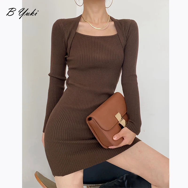 

Тонкое трикотажное платье в рубчик, с квадратным вырезом и длинным рукавом