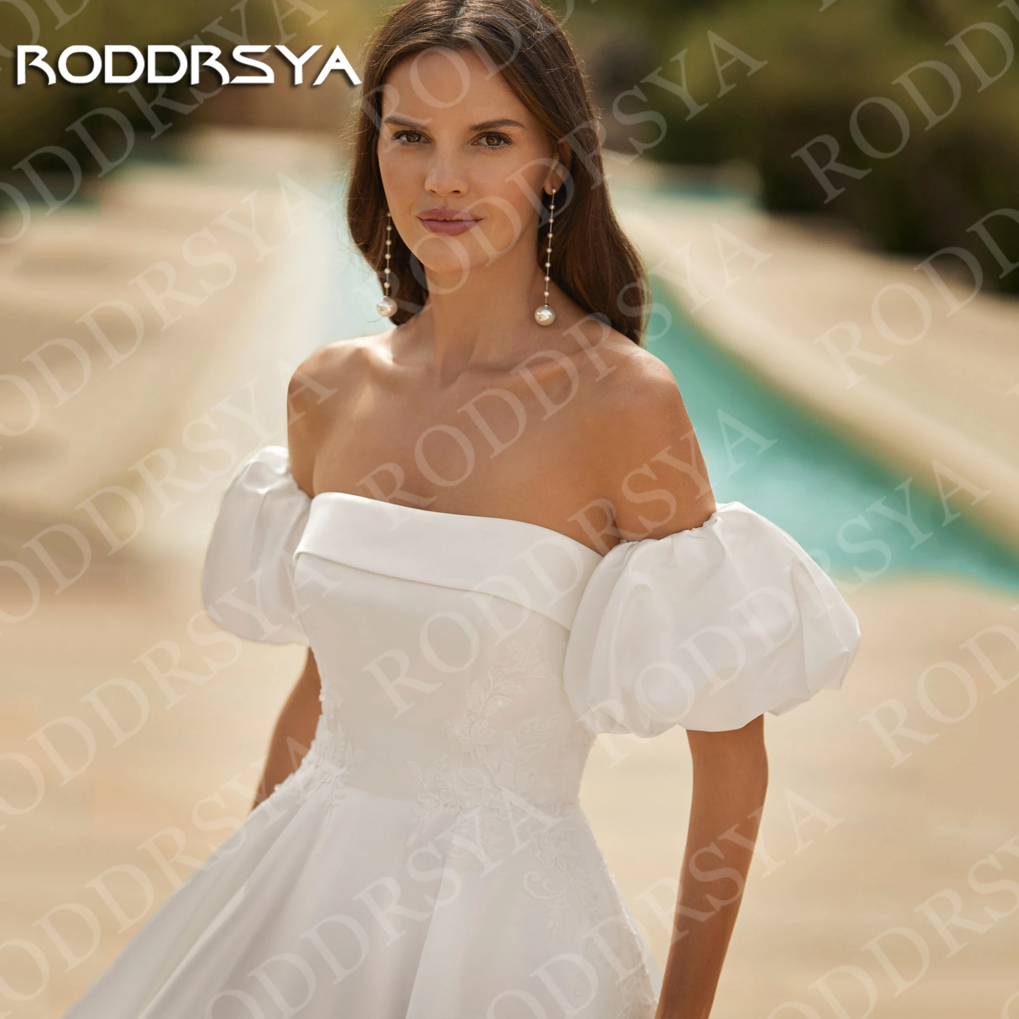 Фото Свадебное платье RODDRSYA А-силуэта без бретелек из атласа со съемными пышными рукавами и кружевными аппликациями индивидуальный пошив коллекция Свадебное платье Линия Безраменец Сатин Снимаемые Пуф Рукавы Кренжевые Ап №3