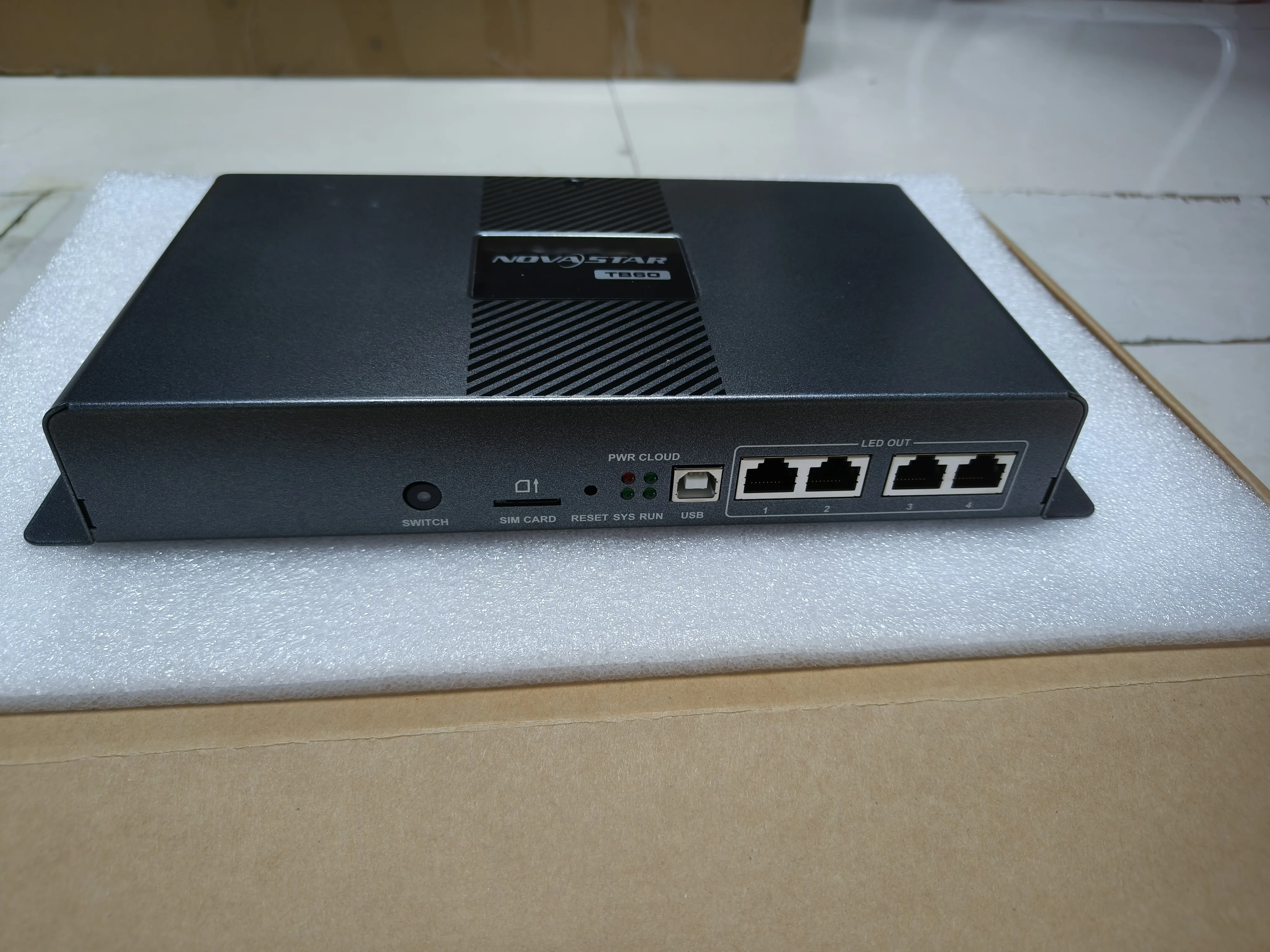 Фото Novastar TB60 Full Color LED Panel Video Wall Player LED Digital Signage LED Screen Pixel Display WiFi USB HDMI Port Controller №2