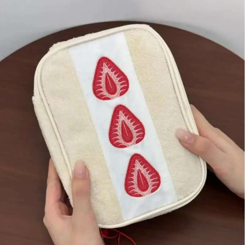 

Клубничный тканевый пенал