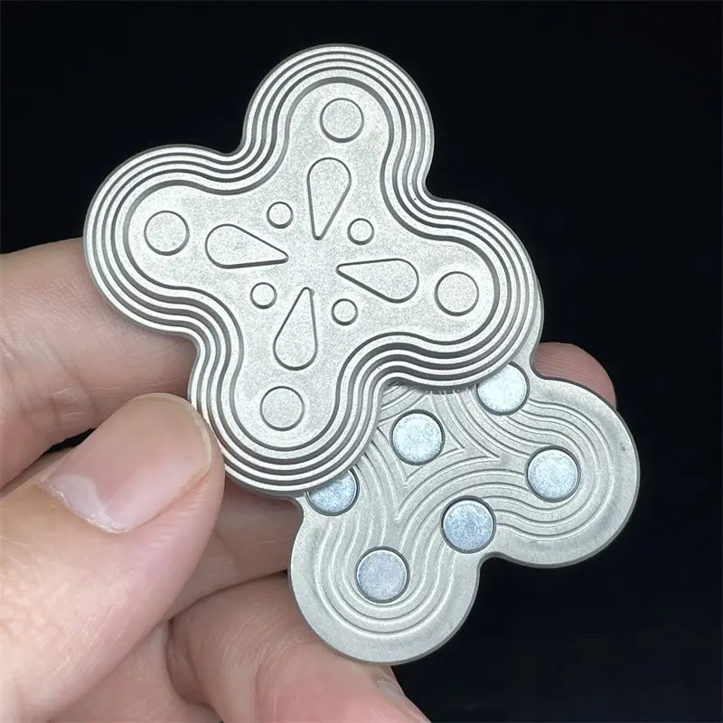 

Four Leaf Grass Stainless Steel EDC Card Unlimited EDC Decompression Toy Pop Coin Decompression God Fingertip Gyroscope PPB