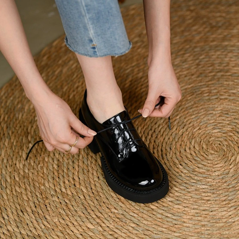 Женские туфли-лодочки из лакированной кожи с круглым носком на платформе и