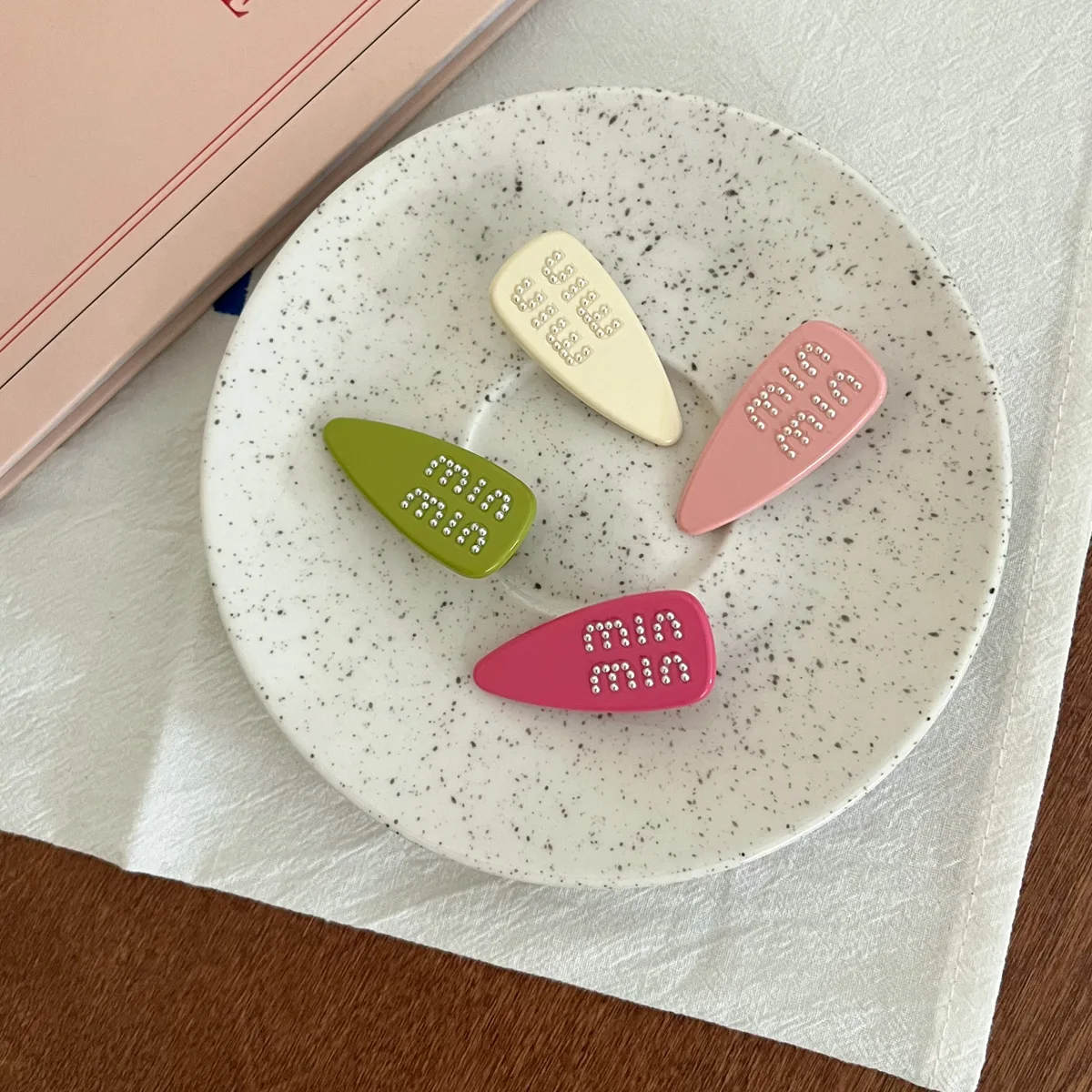 

Sweet Pearl Letters Hair Clip Candy Color Bangs Clip Side Clip Korean Fashion Women Girls Forehead Broken Hair Clip Accessories