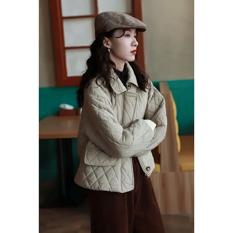 

Зимняя куртка женская модная теплая плотная однотонная Короткая Стильная парка с хлопковой подкладкой пальто зимняя одежда с отложным вор...