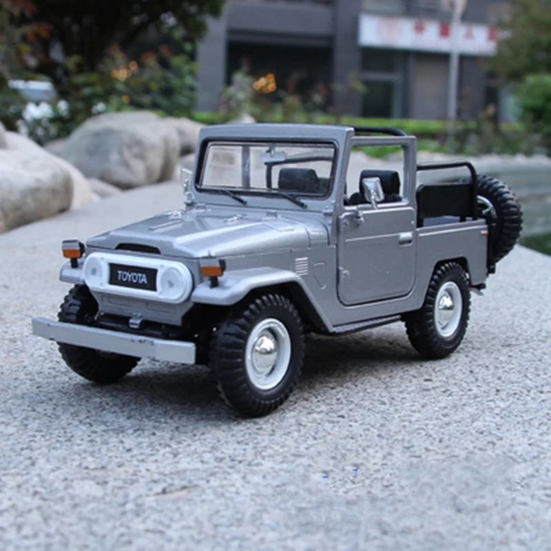 Классическая модель автомобиля TOYOTA FJ40 1:24 из сплава литой металлический