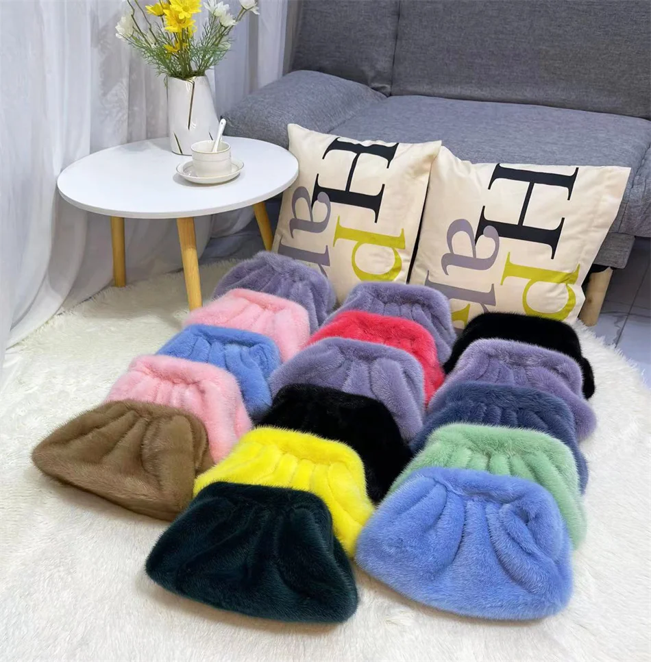 

Сумка-мессенджер из меха норки, на одно плечо