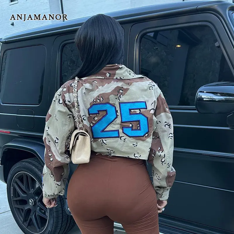 

Женская короткая зимняя куртка с вышивкой и графическим принтом