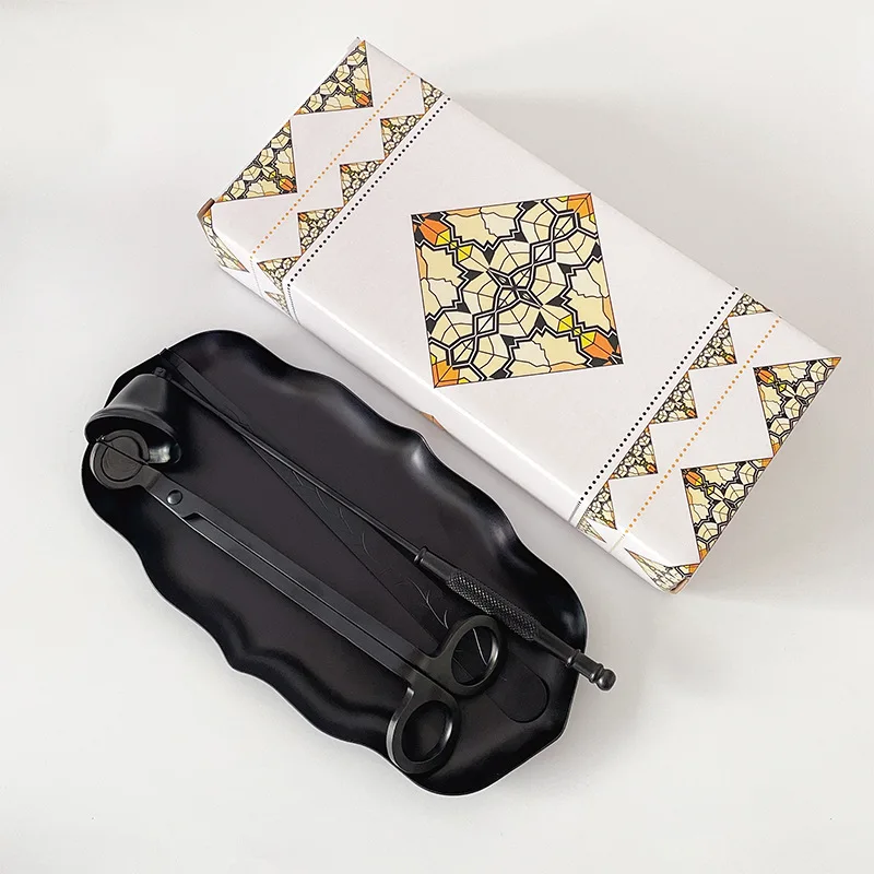 Набор из 4 предметов: огнетушитель, колокол, свеча с запахом, инструменты для подрезания фитиля и подставка для них.