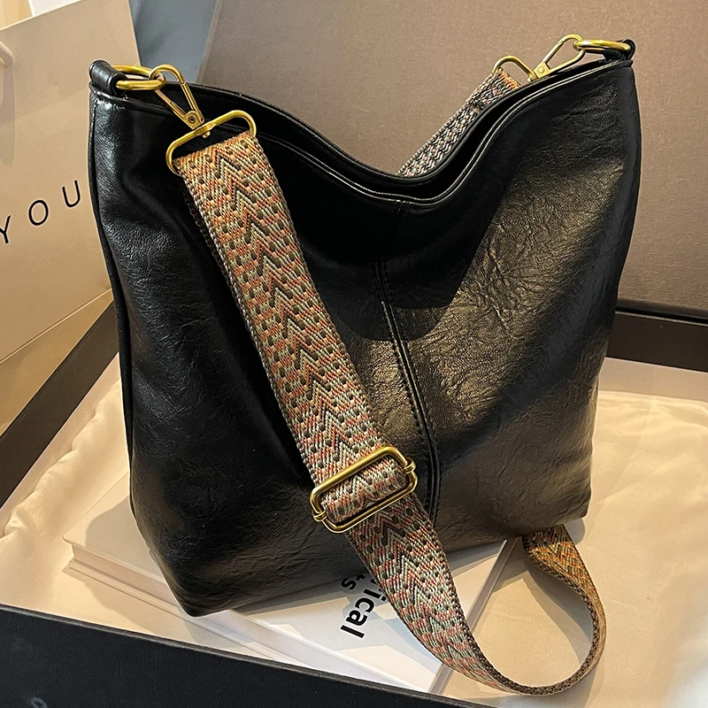 

Женская Черная сумка-ведро на плечо, дамская сумочка через плечо средней длины из искусственной кожи с широким ремешком в стиле ретро, Женская эстетика, 2024