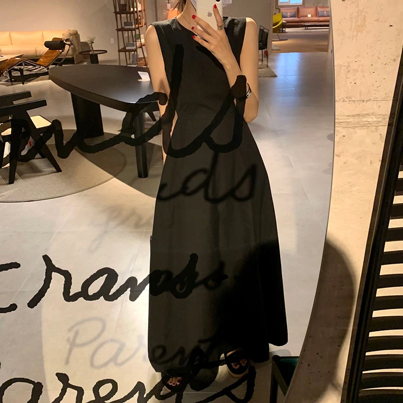 Женское платье-майка средней длины белое платье с открытой спиной и карманами на