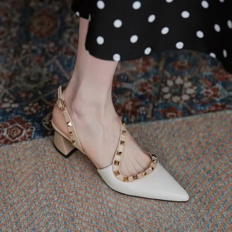 

Популярные сандалии Baotou для женщин, новый год, женские туфли на среднем каблуке, с острым носком, на толстом каблуке, летние туфли с заклепками