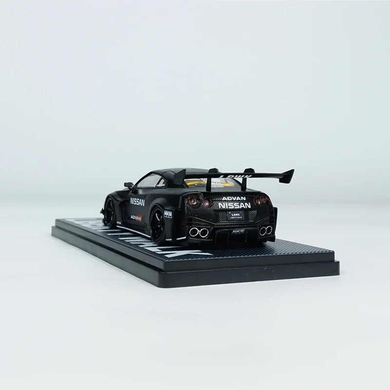Модель автомобиля Tarmac Works 1:43 35GT-RR LBWK