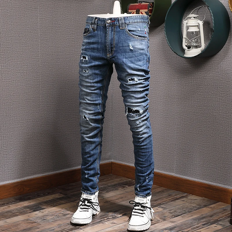 Streetwear moda uomo Jeans Jeans strappati Slim elasticizzati blu retrò uomo Designer di marca ricamo teschio pantaloni Hip-Hop in Denim