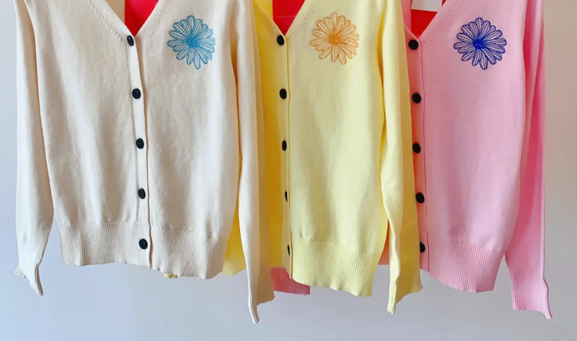 

Женский шерстяной кардиган с V-образным вырезом