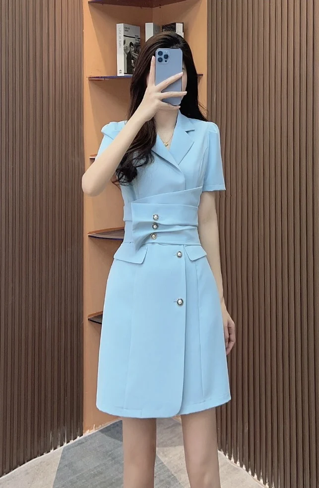 

Новинка Женская одежда для весны и лета 2023 платье с жемчужной пряжкой на талии и воротником-костюмом 0413