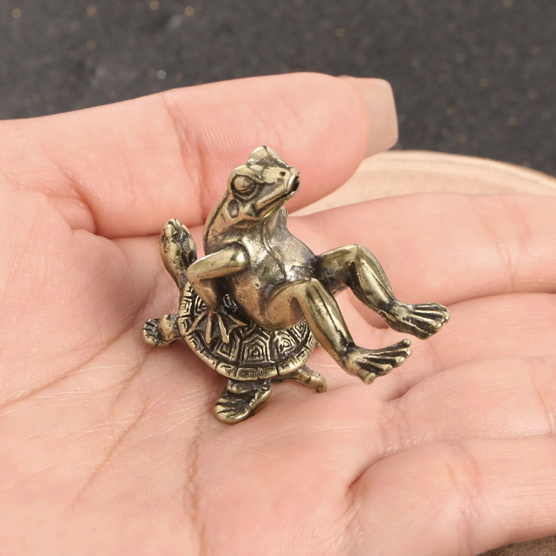 

Бронзовая статуя черепахи