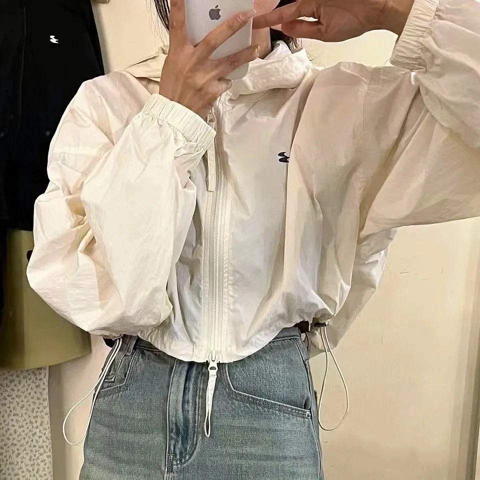 Женская однотонная куртка с капюшоном и рукавами-фонариками