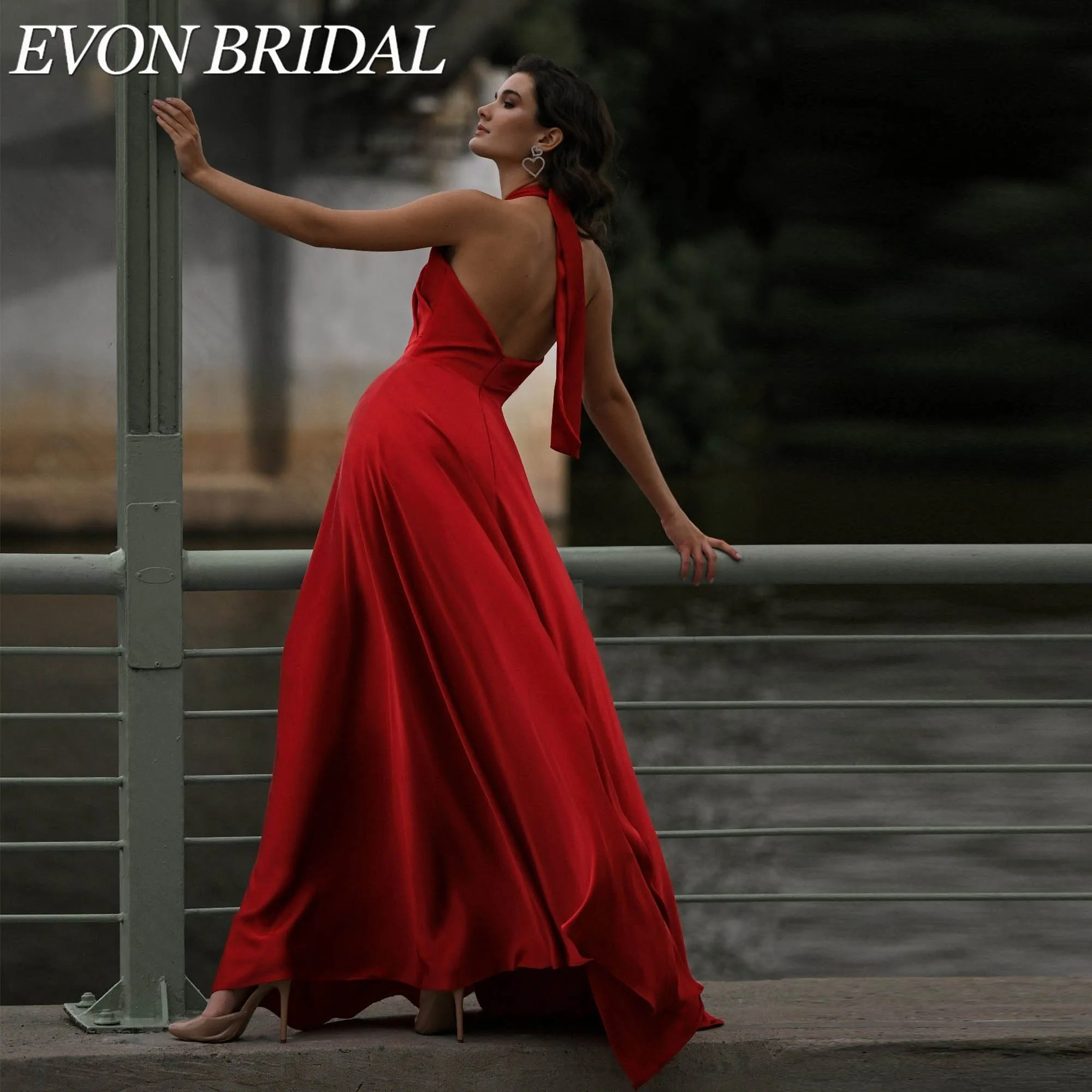 Фото EVON BRIDAL Вечерние Платья А-Силуэт Из Красного Атласа Горловина Халтер Скрещенный Крой С Вырезом На Животе Без Рук Глубокая Открытая Спина Изготовлено На Заказ Красные Вечерние Платья Элегантное Платье На Выпускной №2