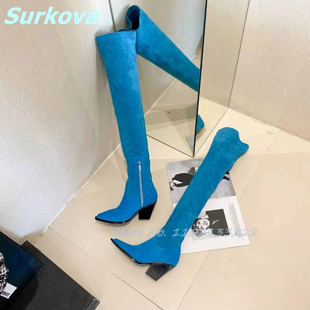 Замшевые ботфорты с острым носком на высоком квадратном каблуке и боковой