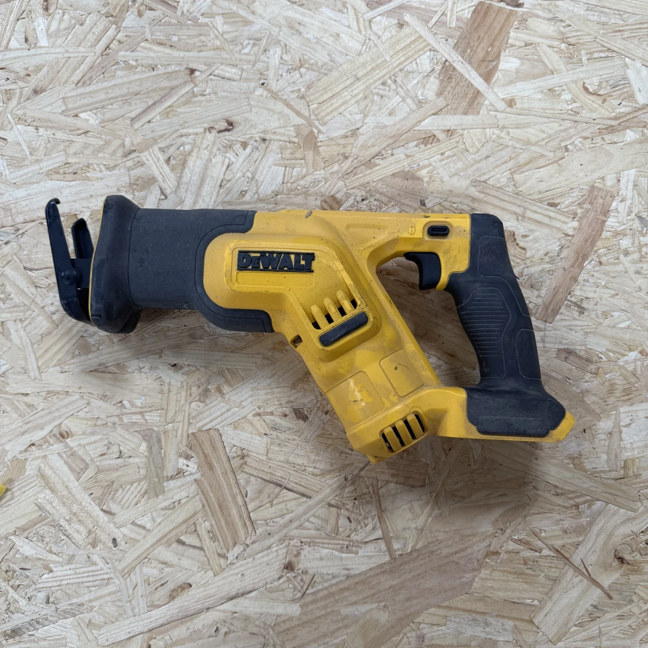 Компактная сабельная пила DEWALT с литиевой батареей DCS387, аккумуляторная сабельная пила, беспроводная пила для резки древесины - только корпус, б/у