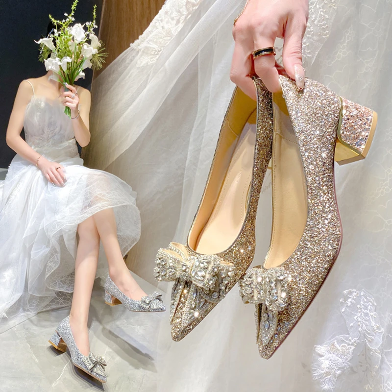 

Новинка, модные повседневные туфли с острым носком на плоской подошве, легкие блестящие металлические аксессуары, Женская Повседневная фотография