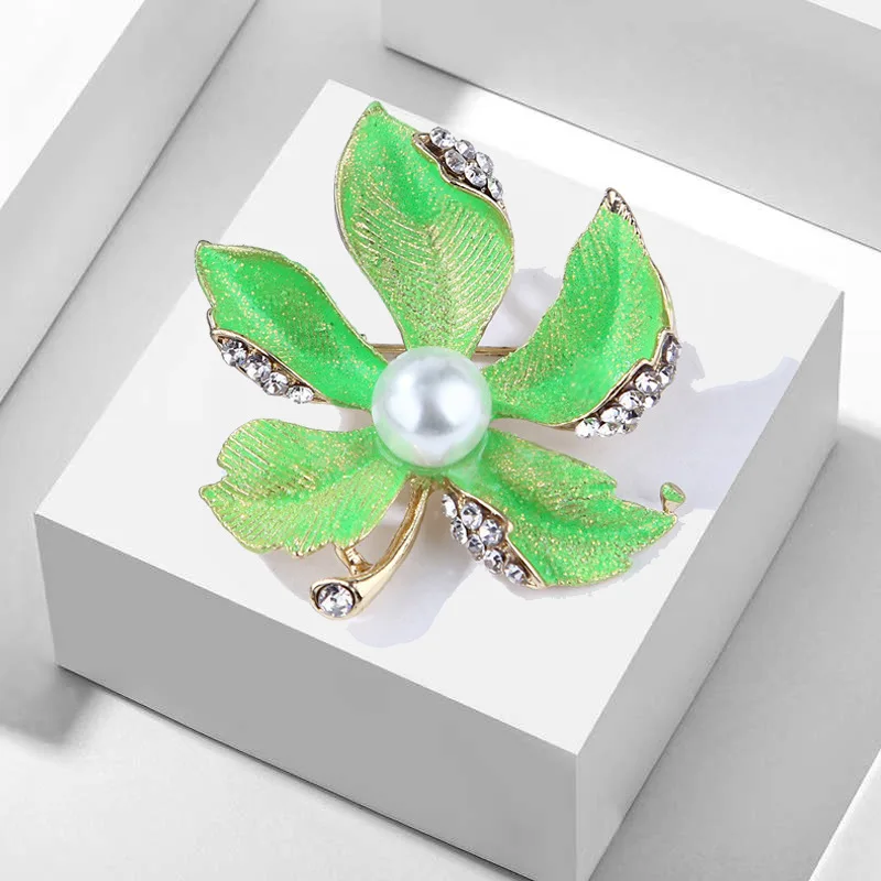 

TULX Elegant Enamel Maple Leaf Brooches Fashion Winter Sweater Coat Plant Brooch Pins For Women And Men New Year Gifts
