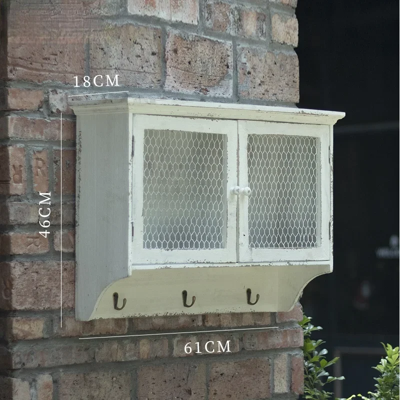 Деревянный настенный шкаф