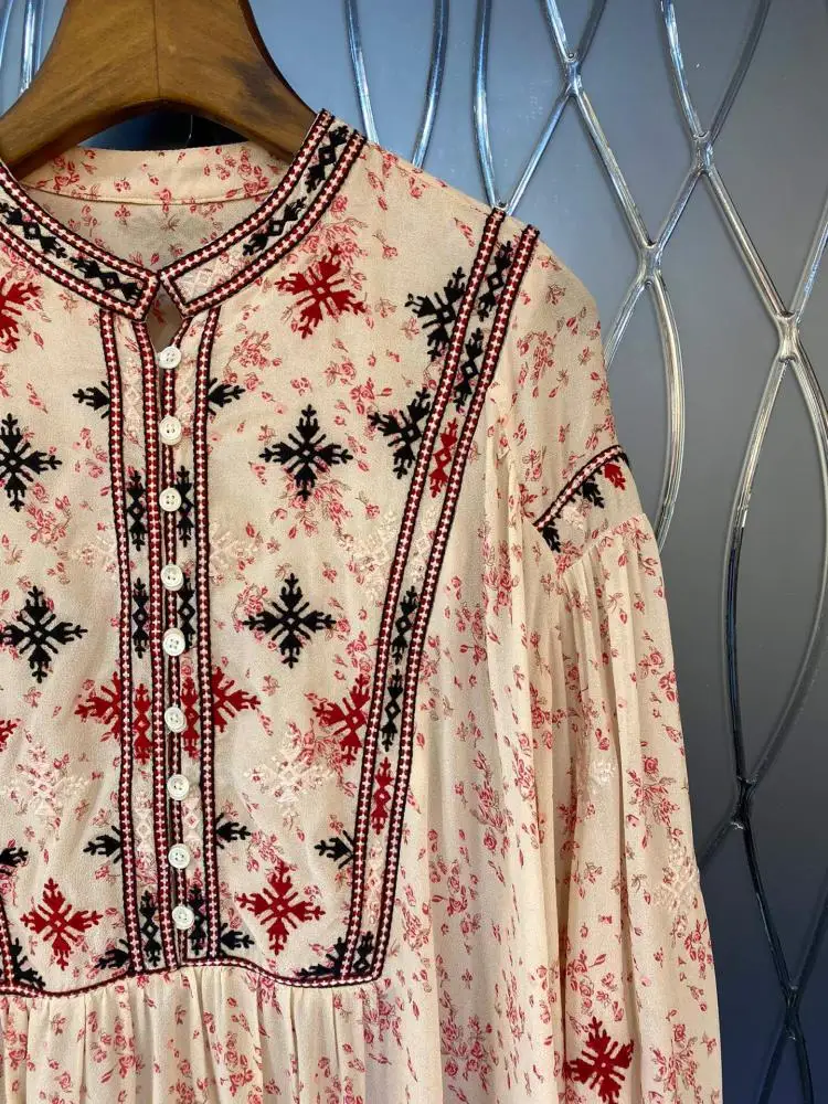 Рисунок 2 - Женская шелковая блузка с цветочным принтом