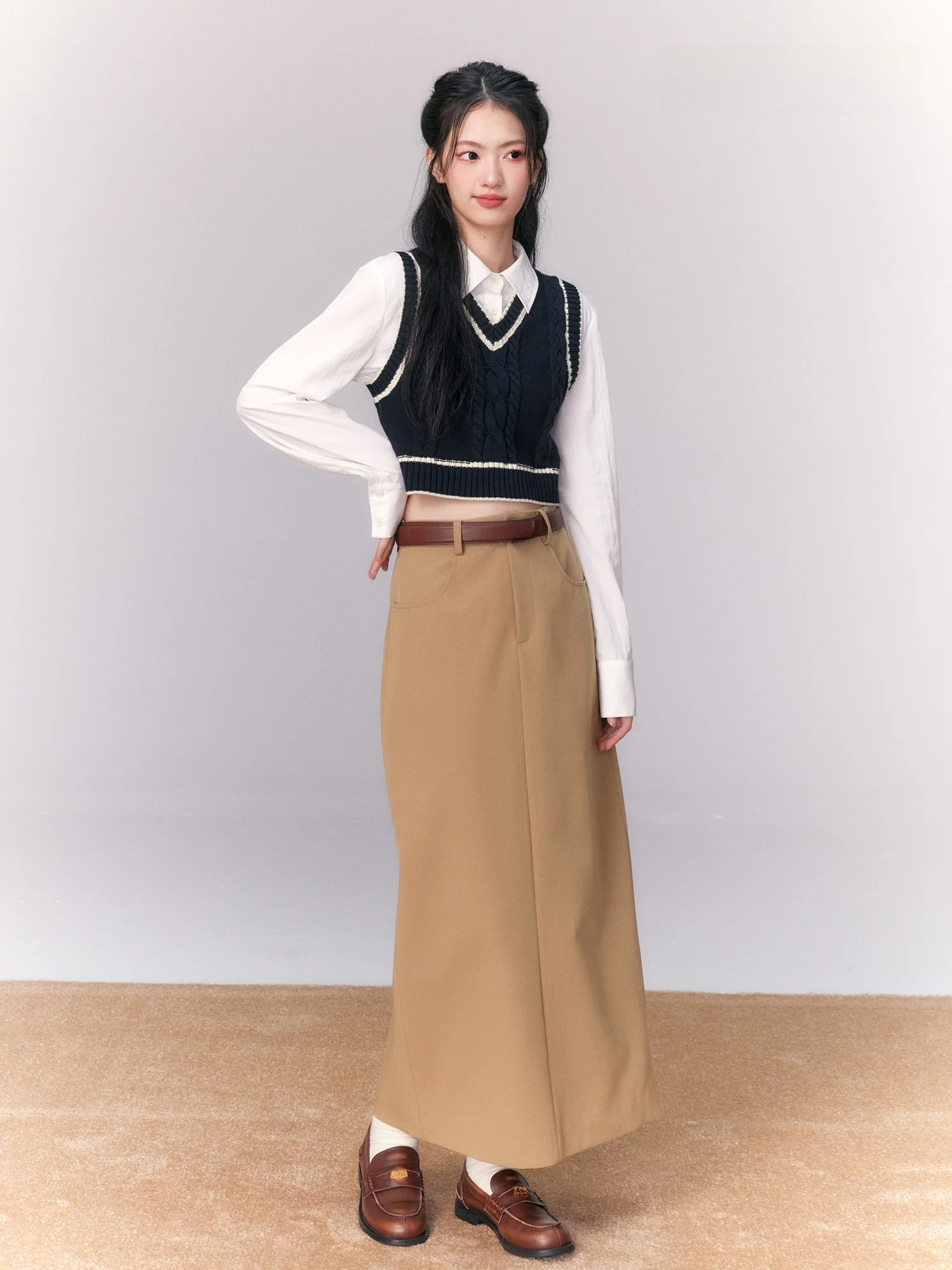 Женский жилет контрастных цветов оригинальный дизайнерский вязаный в стиле