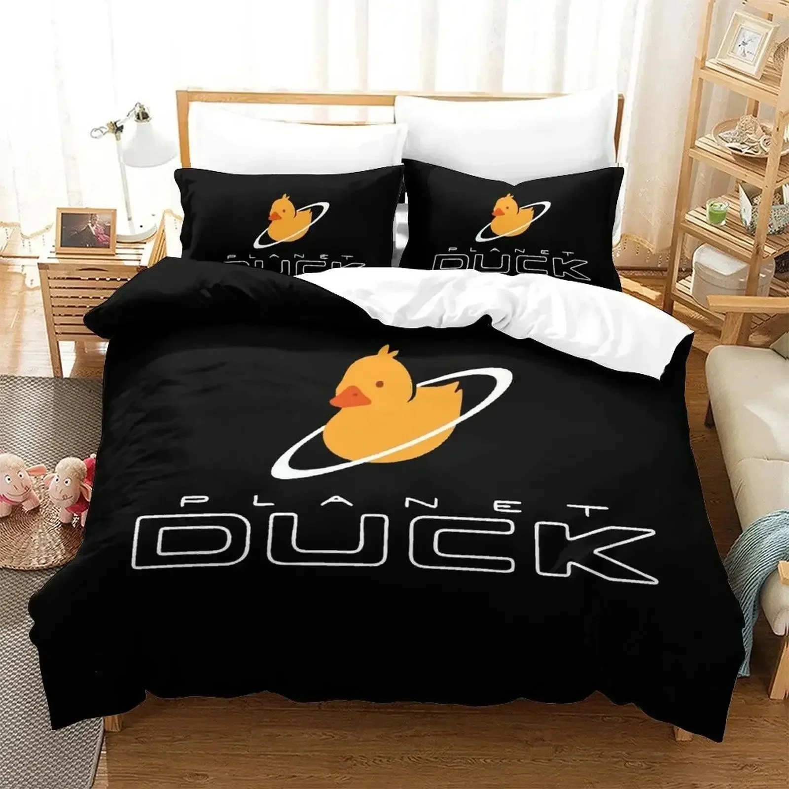 Фото Комплект постельного белья с принтом «Аниме Quackity Duck» для взрослых: пододеяльник, наволочки, простыня, покрывало. Размеры: Full, Queen, King. №4