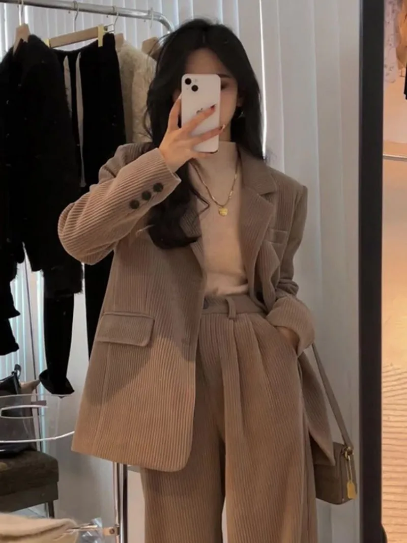 Костюм женский вельветовый из двух предметов с прямыми брюками