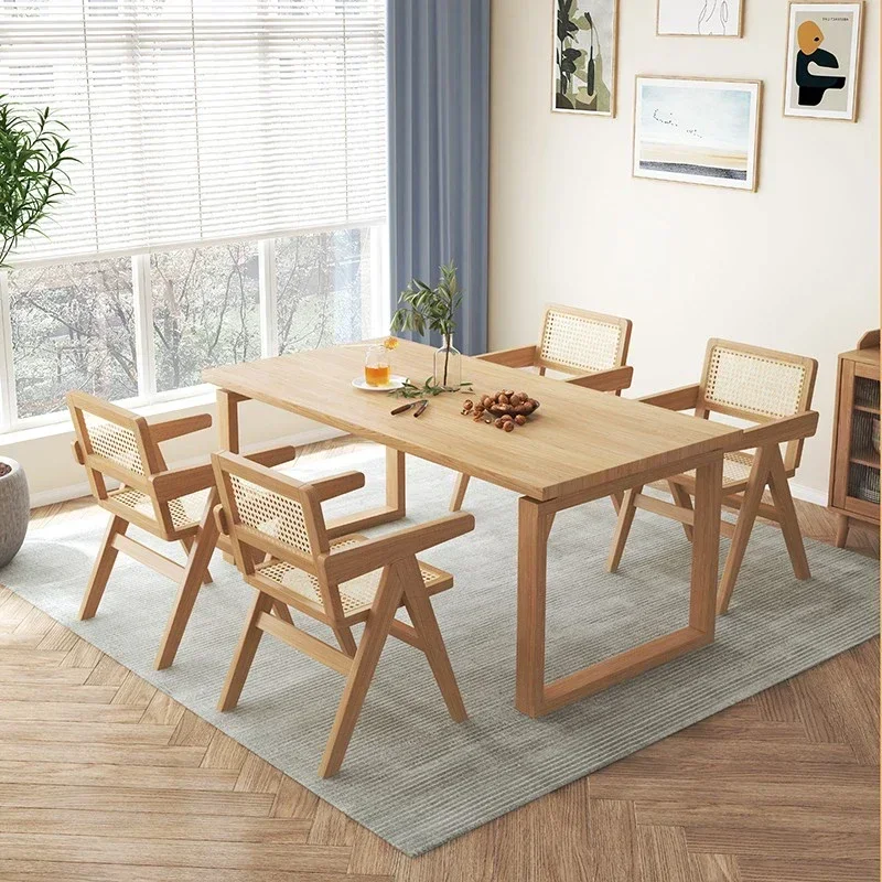 Обеденный стол из цельного дерева в скандинавском стиле небольшой бытовой