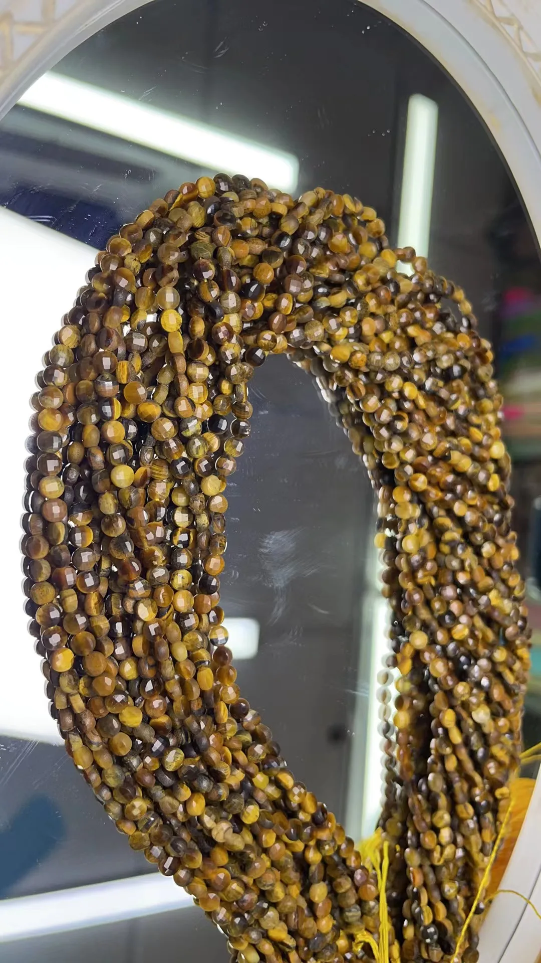 Натуральный тигровый глаз 4 мм сплюснутый вырез. Длина: 39 см.