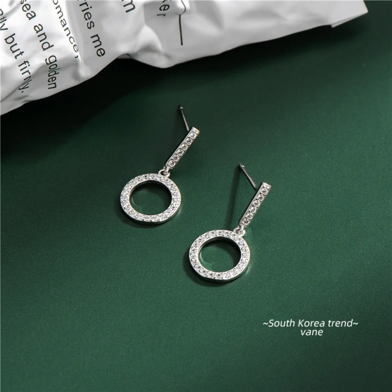 

Женские серьги-гвоздики из серебра 925 пробы, светильник узлом