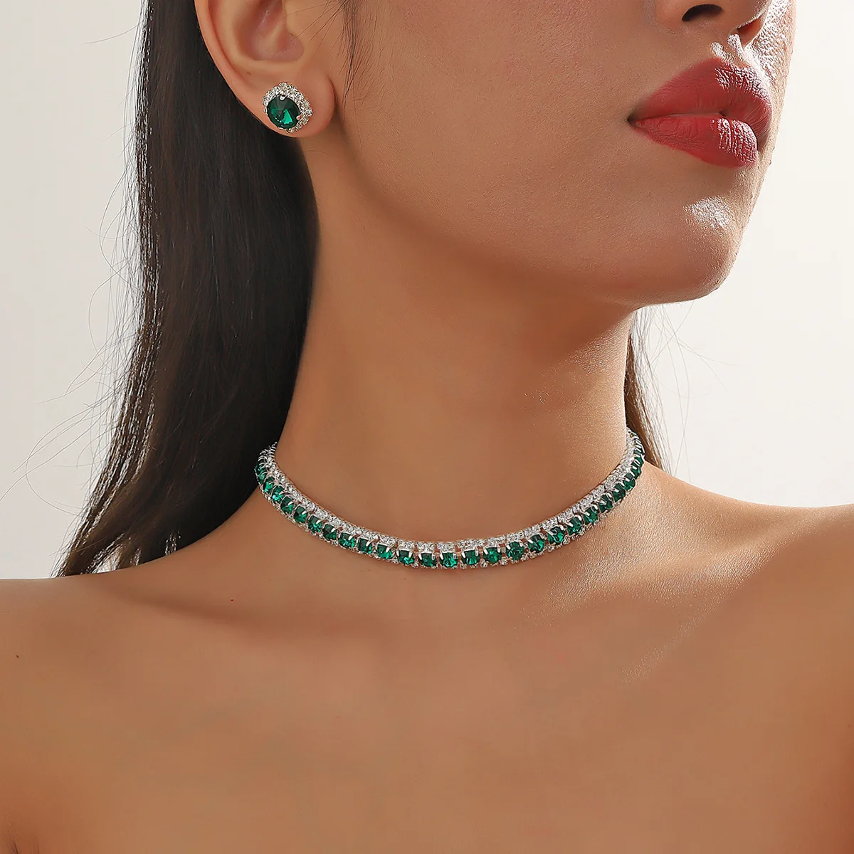 Ожерелье из двух предметов с квадратными серьгами бриллиантами и изумрудами