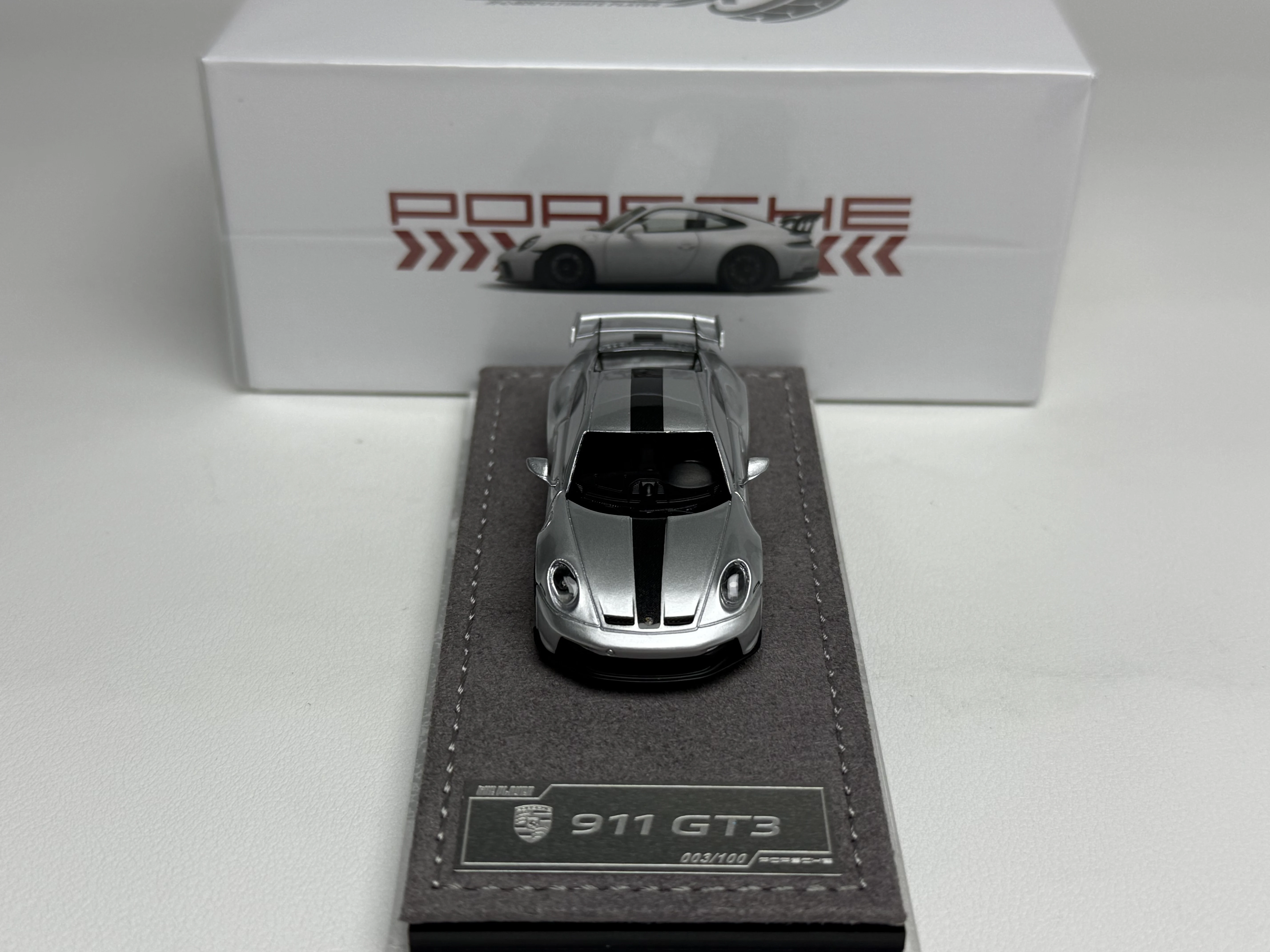 Фото Масштаб 1:64, новая модель 911 GT3 серебристого цвета, статическая миниатюрная имитация автомобиля из смолы, предмет декора для комнаты, праздничный подарок. №5